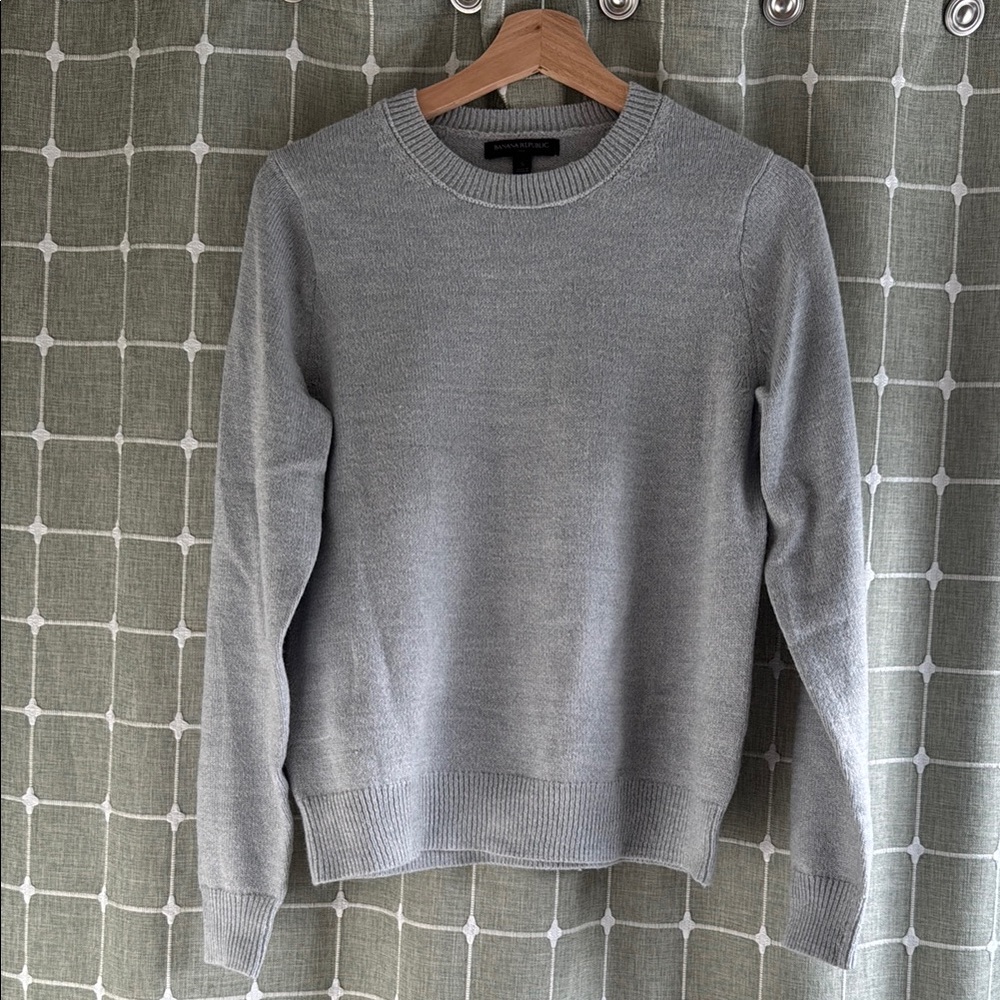 Banana Republic Women’s sweater - small